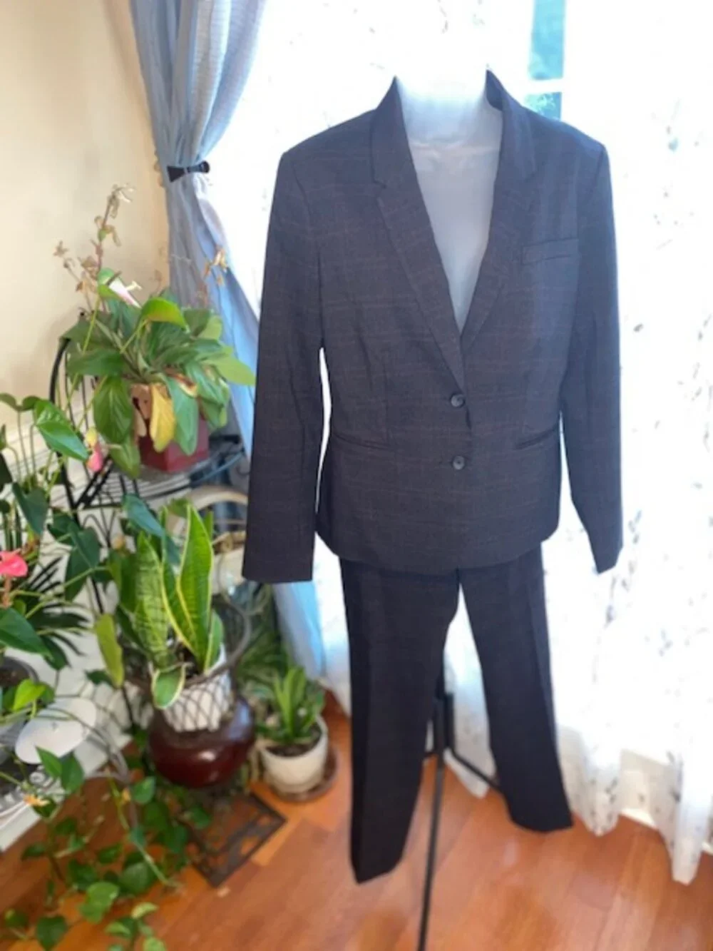 Banana Republic woman's 2-piece Plaid Pantsuit/Set, size 10